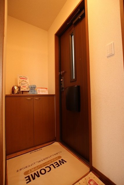 玄関　同物件別号室の写真です。