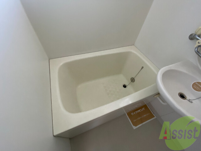 バス・シャワールーム　お風呂はトイレと別で追い焚き機能付きです。