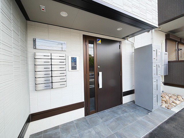 エントランス　落ち着いたエントランスです