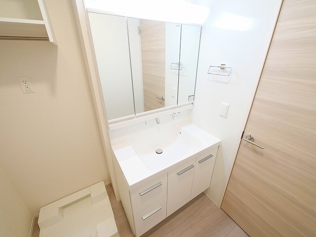 洗面設備　ゆったりとスペースのある洗面所