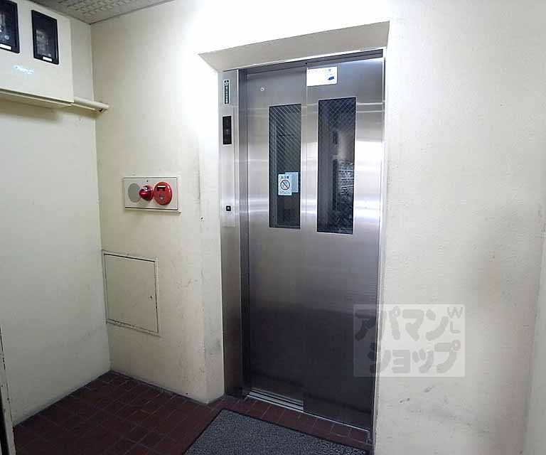 ロビー　エレベーター付き