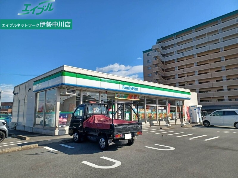 コンビニ　ファミリーマート伊勢中川駅前店（コンビニ）まで323m