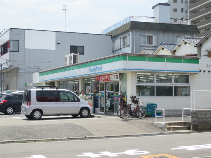 コンビニ　ファミリーマート（コンビニ）まで450m