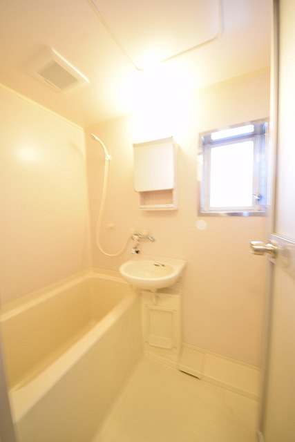 バス・シャワールーム　窓付きで換気もグー