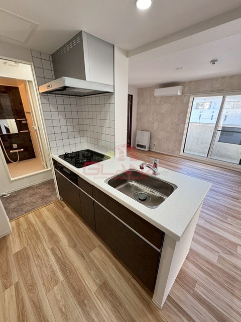 キッチン　スタイリッシュな黒の天板の人口大理石キッチン0