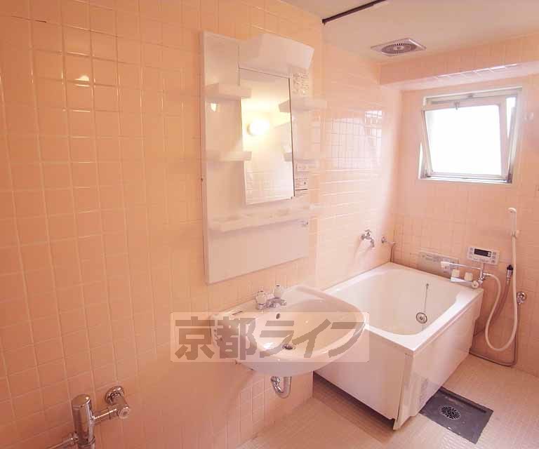 洗面設備　ピカピカの洗面所です。