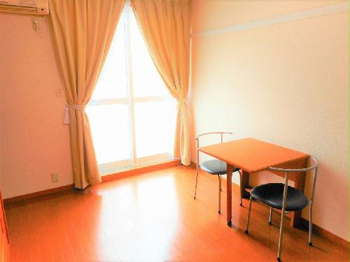 居室・リビング　テーブルは折り畳み式です