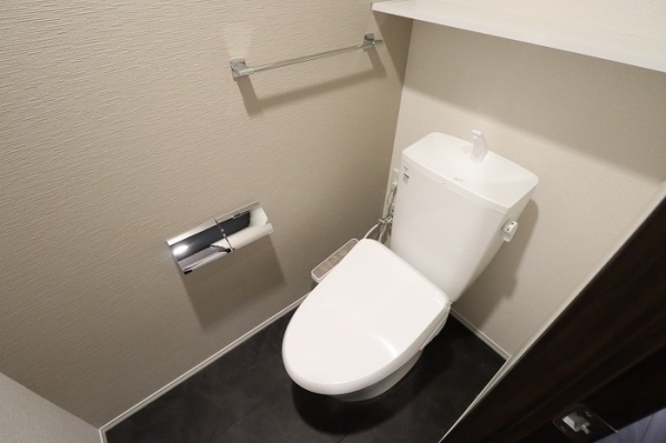 トイレ　温水シャワー付きトイレです