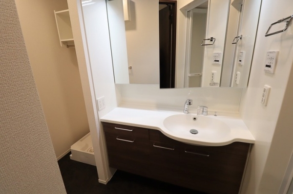 洗面設備　独立洗面台で朝の準備も快適です♪