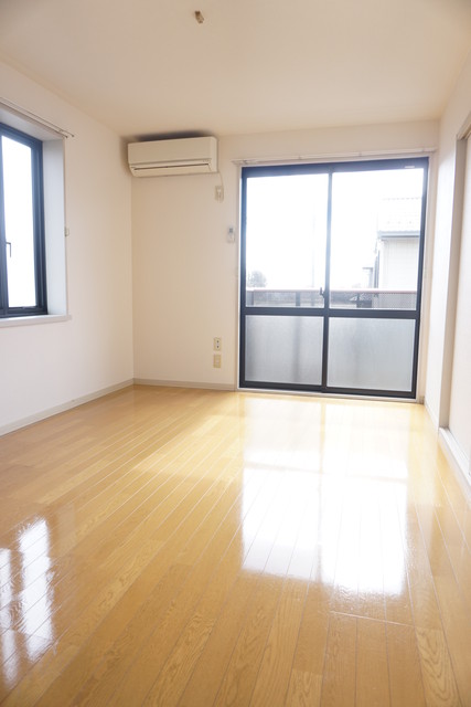 居室・リビング　２面採光の洋室６帖