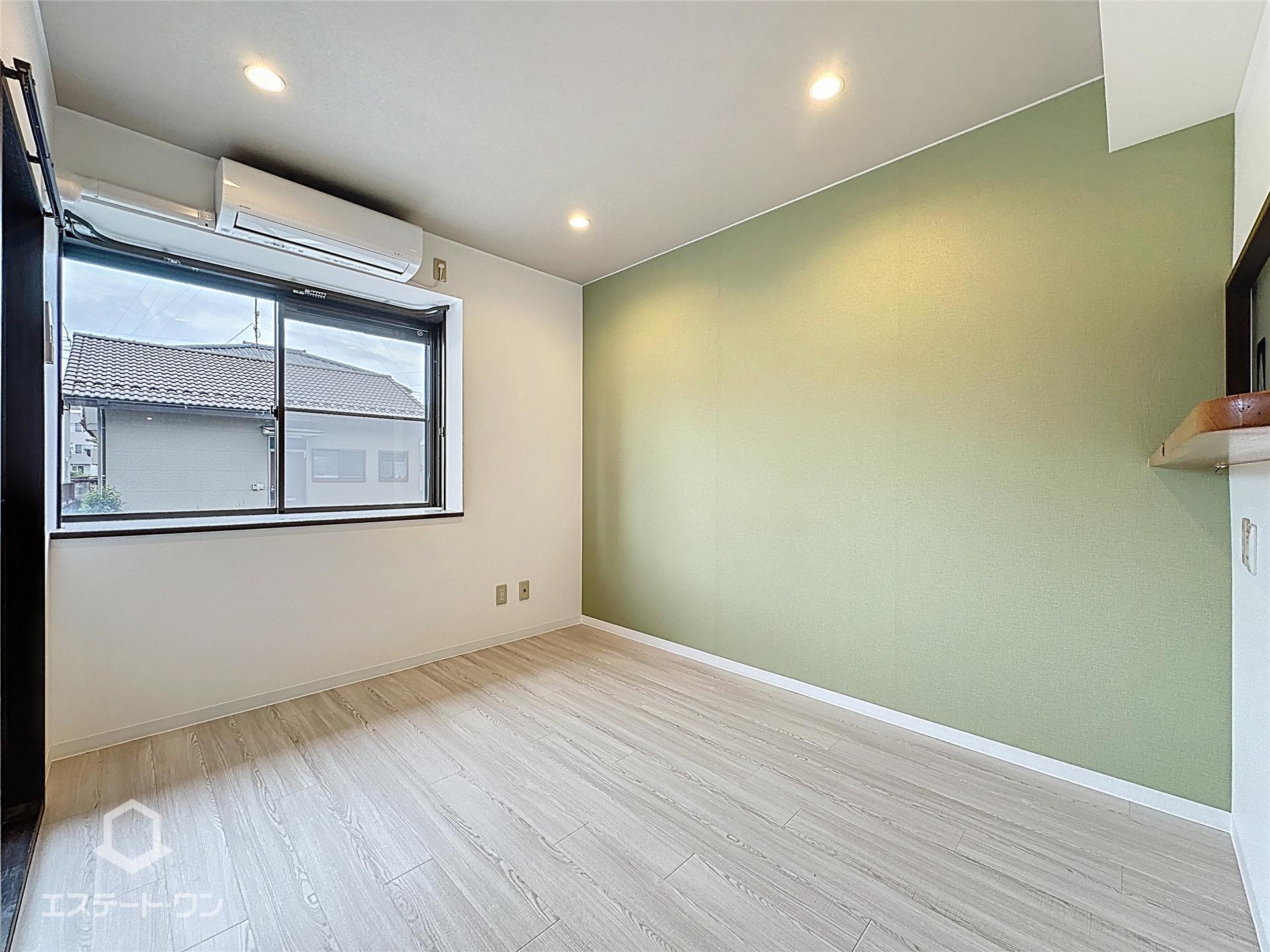 居室・リビング　アクセントクロスが素敵な室内♪