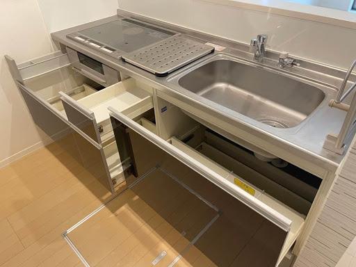 キッチン　キッチン収納は取っ手が点いてるところ全てが開きます！