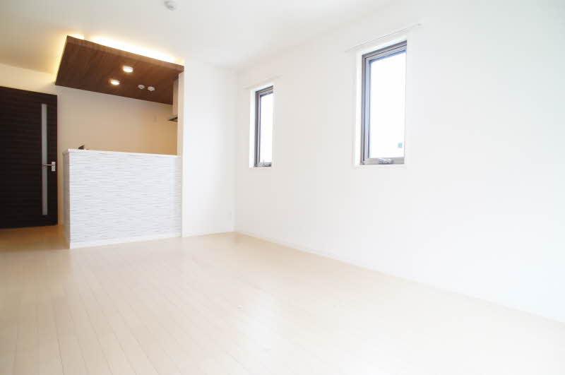 居室・リビング　安定した光が入る北向きの小窓は開閉式で換気もできます！