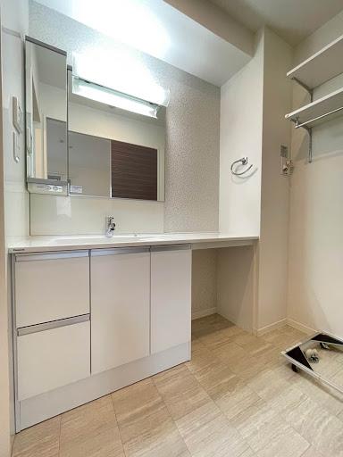 洗面設備　広い洗面所にはカウンターも付いていてメイクスペースにも！