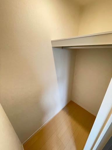 収納　ドアを開けるとWICにはこんなにスペースが！！！