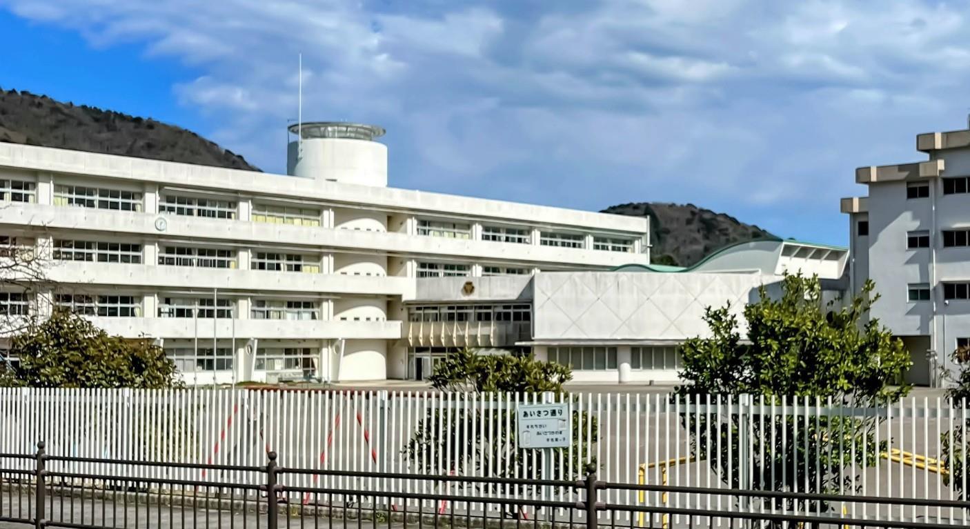 小学校　宇佐美小学校（小学校）まで700m