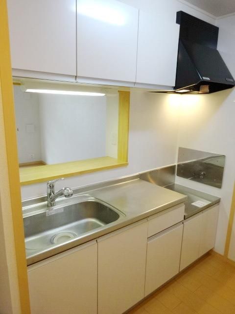 キッチン　ガスコンロ設置可・収納スペース多数