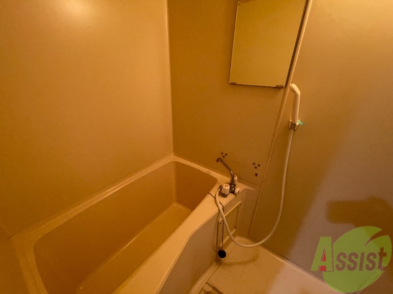 バス・シャワールーム　日々の疲れを癒すのに十分な広さがありますよ。