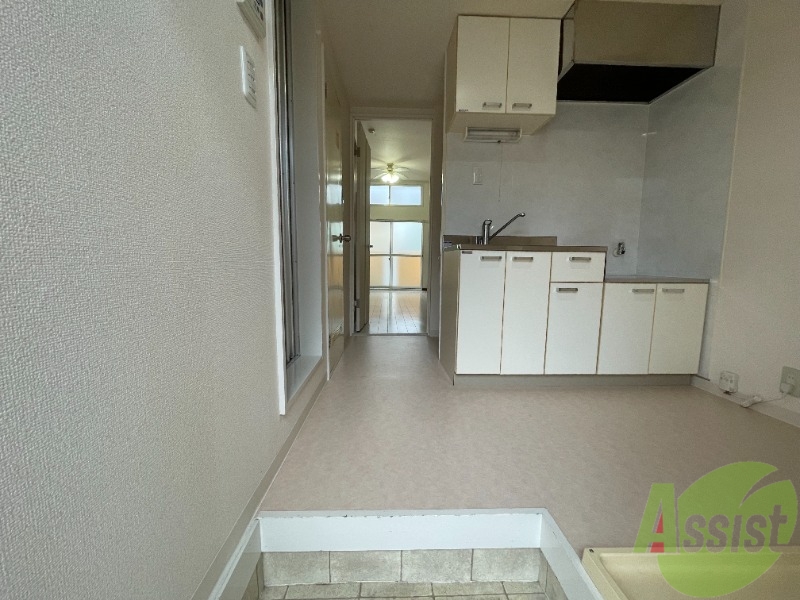 玄関　玄関から撮ってみました。キッチンへのアクセス良好ですね！