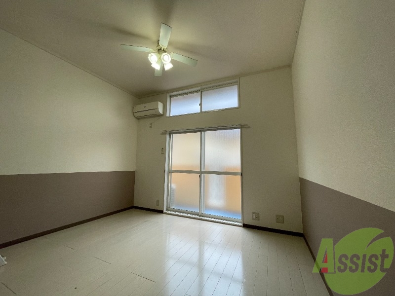 居室・リビング　洋室にはファン付きのおしゃれなライトが付いてます。