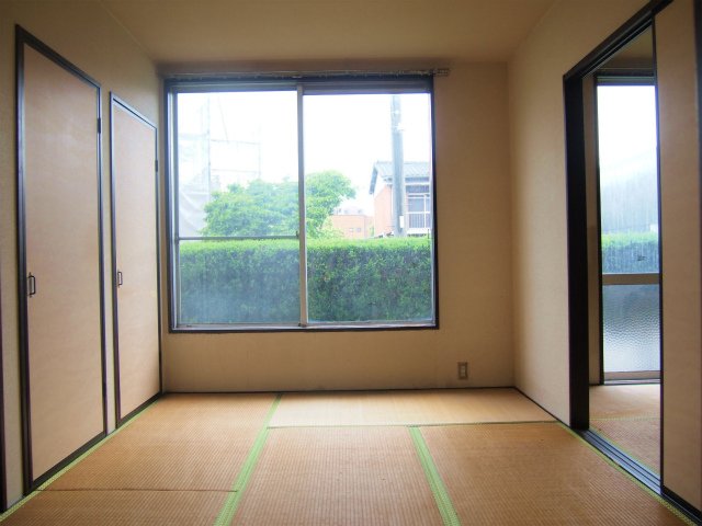 その他　フローリングだけでなく、和室もあります