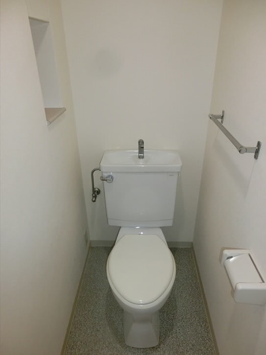 トイレ　別号室の参考写真となります。