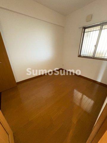 その他部屋・スペース　落ち着いた色調の寝室です