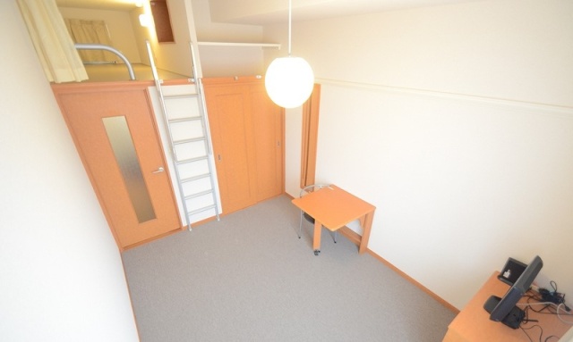 居室・リビング　同物件、別号室のものです。