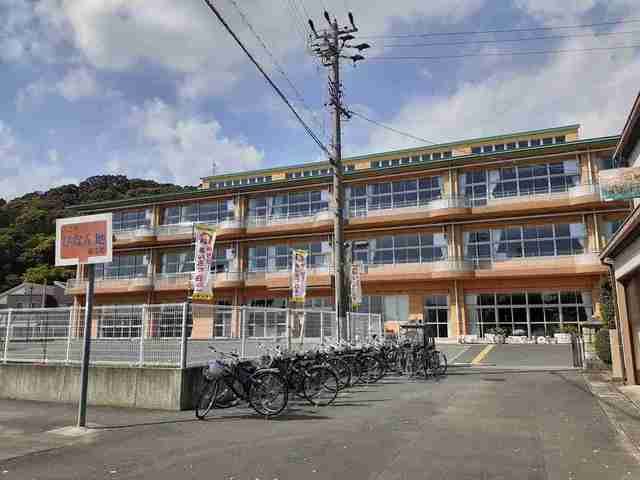 小学校　浜松市立気賀小学校（小学校）まで700m