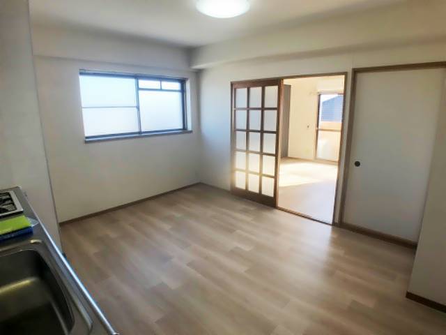 居室・リビング　角部屋ですので窓があり明るいリビングです。