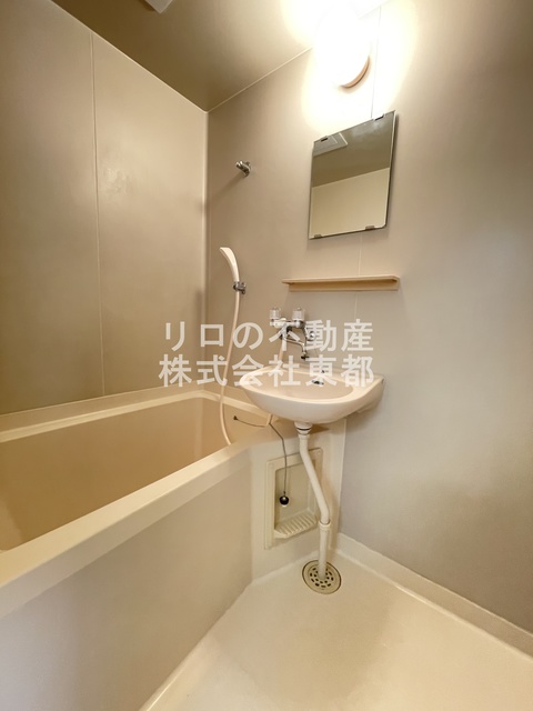 バス・シャワールーム　洗面ボールと一体型のバスルームです♪