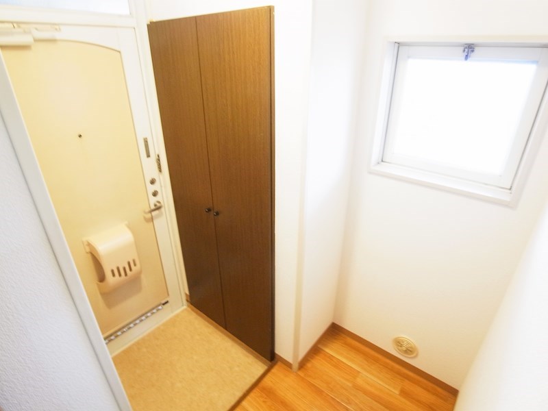 玄関　同一物件別部屋写真