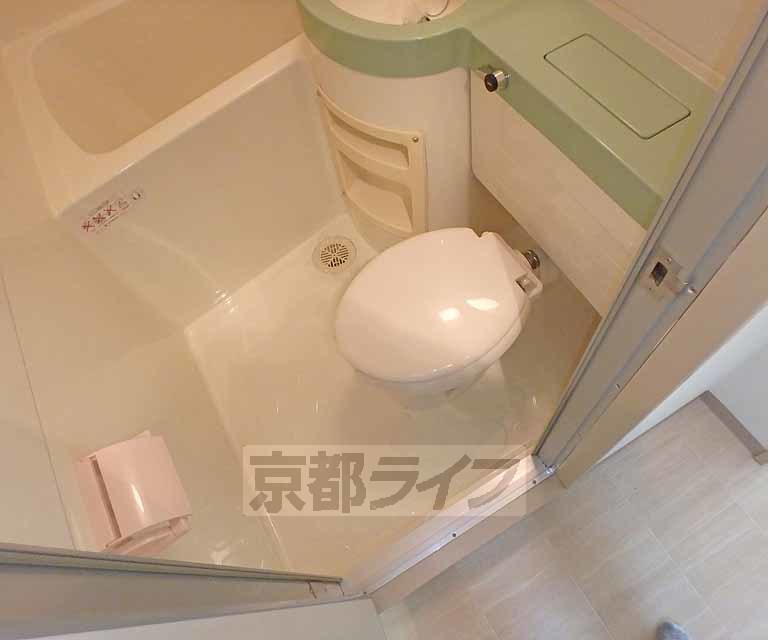 トイレ　３点ユニットバスのトイレです。