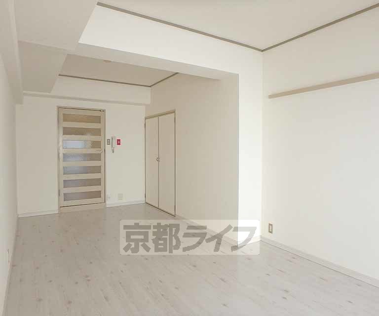 居室・リビング　白を基調とした１０．８帖の広々とした居室です。