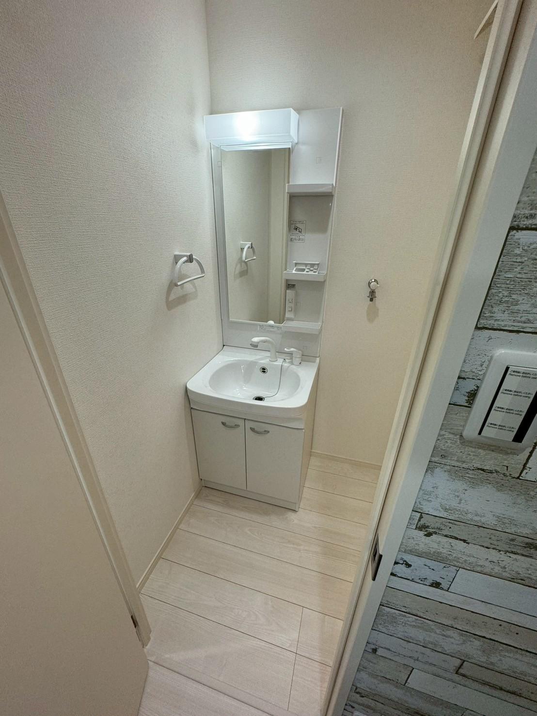 洗面設備　写真は205号室のものです。※現況優先となります。