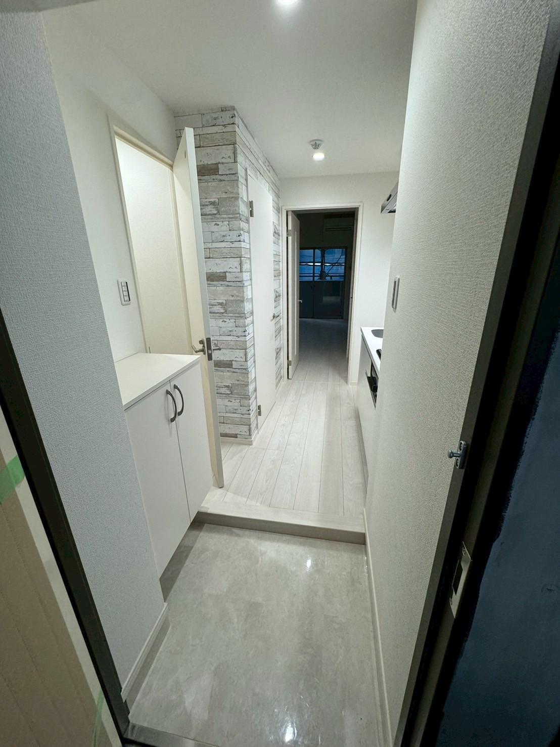 玄関　写真は205号室のものです。※現況優先となります。