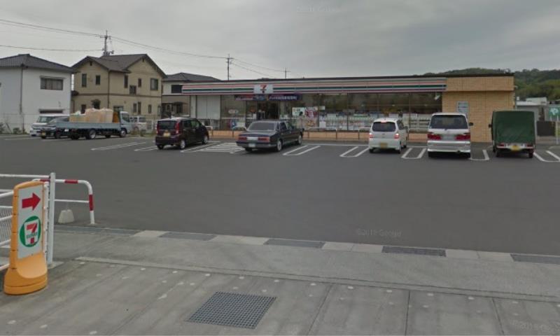 コンビニ　セブンイレブン（コンビニ）まで826m