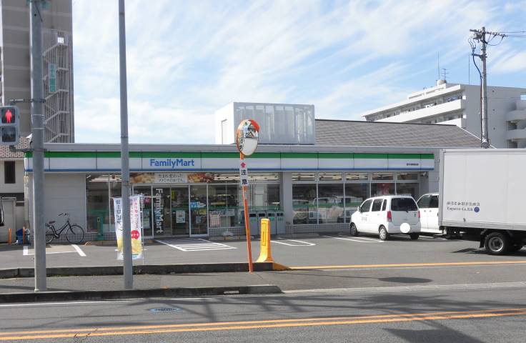 コンビニ　ファミリーマート（コンビニ）まで1677m