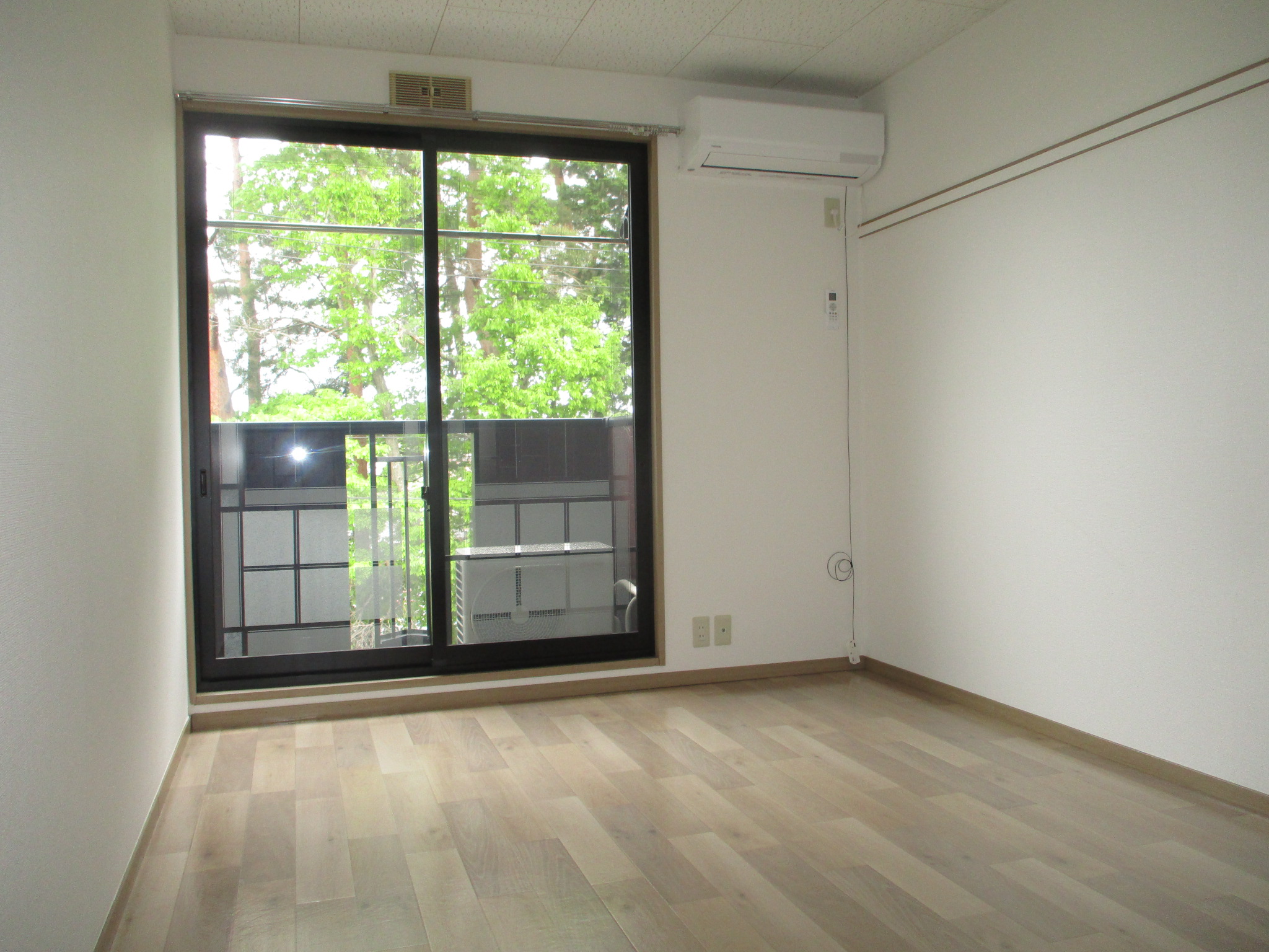 居室・リビング　明るい室内