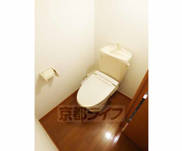 トイレ　ウォシュレット完備。