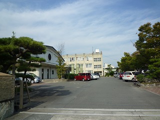 中学校　四日市市立富田中学校（中学校）まで664m