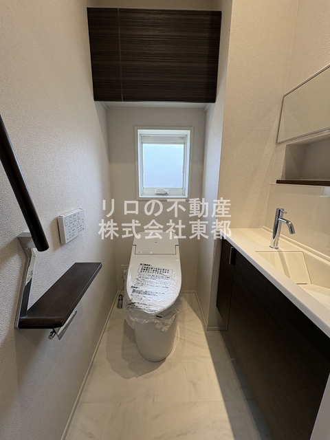 トイレ　白基調で清潔感のあるトイレです♪