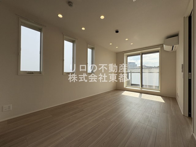 居室・リビング　広いリビングでゆったりくつろげる憩いの空間♪