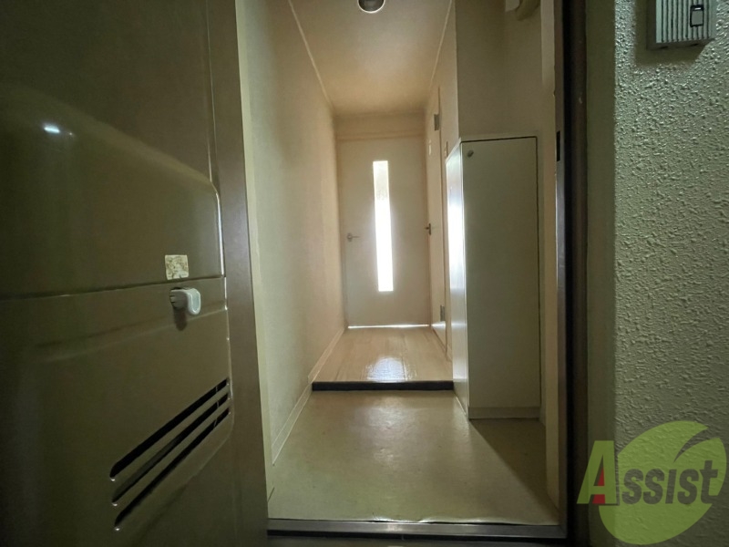 玄関　玄関の様子です。広い洋室にすぐ繋がっています。