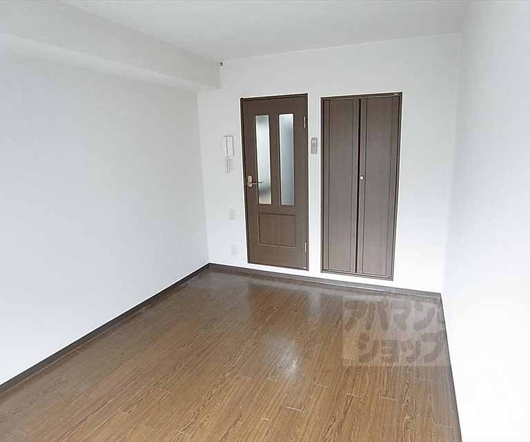 居室・リビング　キッチンとの間仕切りに扉有ります。