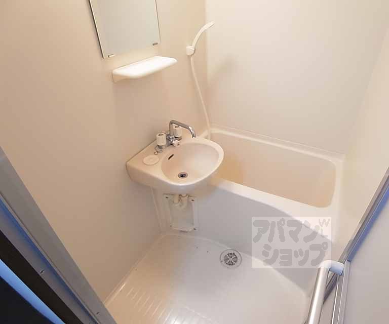 バス・シャワールーム　鏡付きのお風呂。