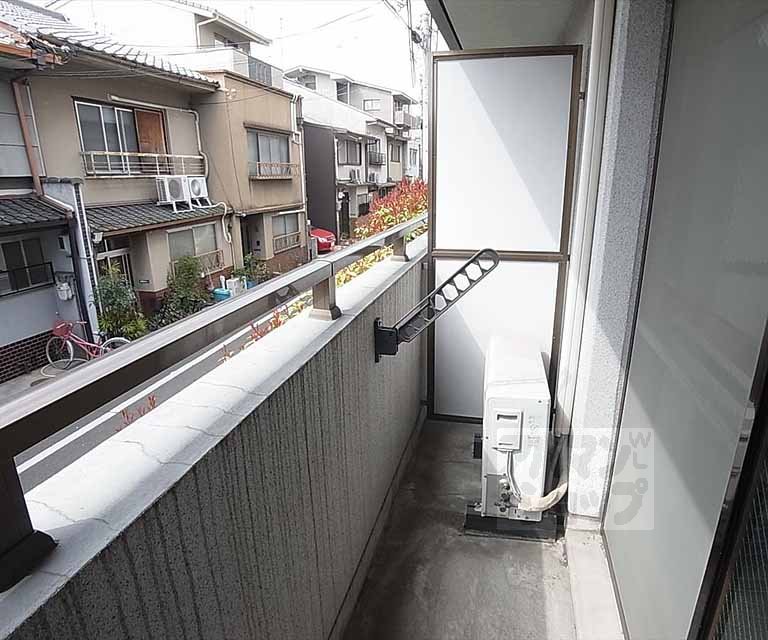 バルコニー　バルコニー。物干し竿を掛けるフックもあります。