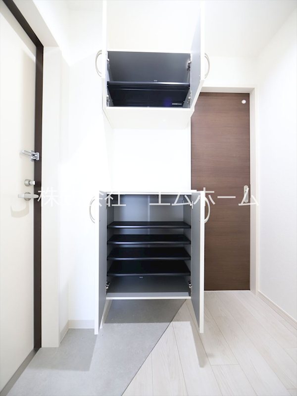 玄関　玄関　シューズボックス付（収納充実してます）