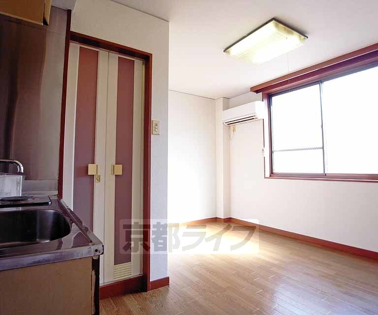 居室・リビング　日差しが入りやすそうなお部屋ですね。