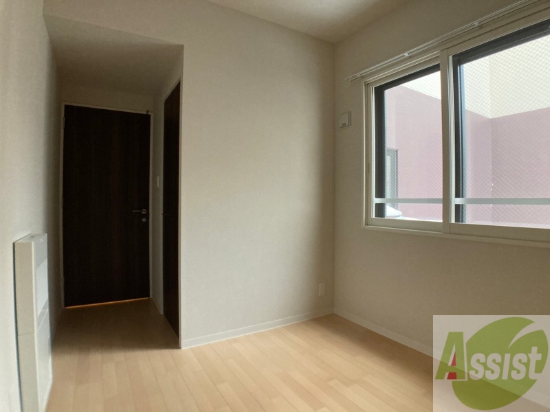 その他部屋・スペース　寝室はこちらです。光が差し込む、温かみのあるお部屋です。